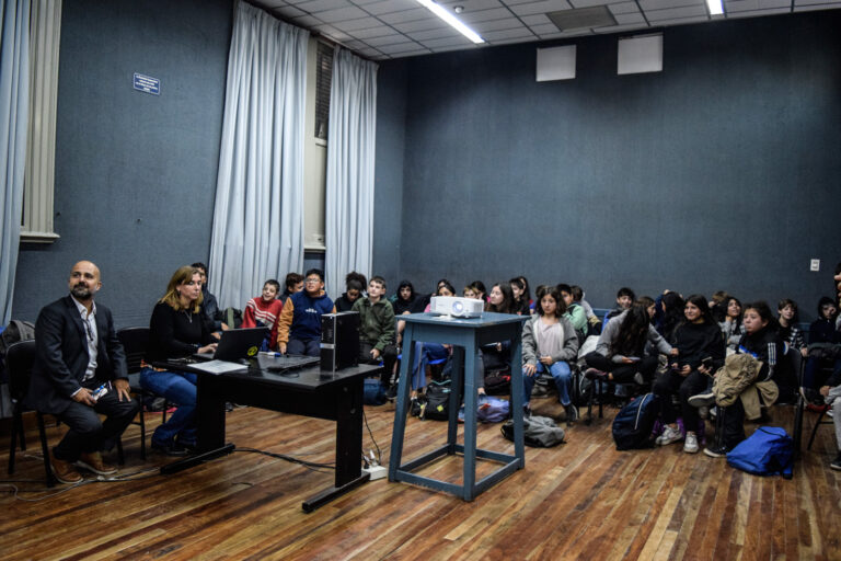 Taller de gestión de riesgos de desastres para jóvenes en el Colegio Nacional de La Plata